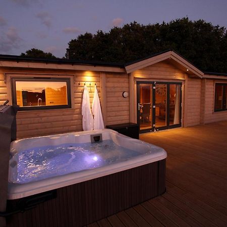 Cambridgeshire Lakes - Luxury Lodges In A Stunning Lake Location Gamlingay Екстер'єр фото