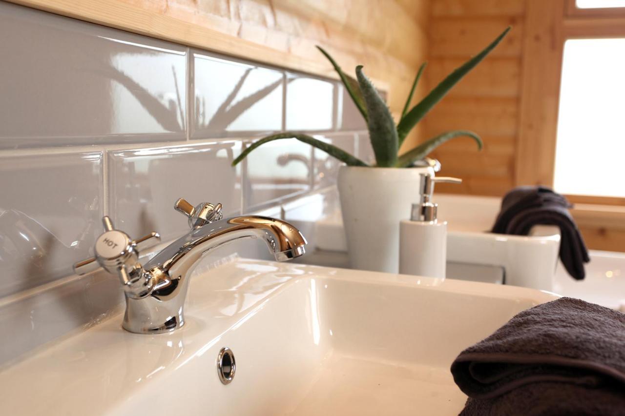 Cambridgeshire Lakes - Luxury Lodges In A Stunning Lake Location Gamlingay Екстер'єр фото