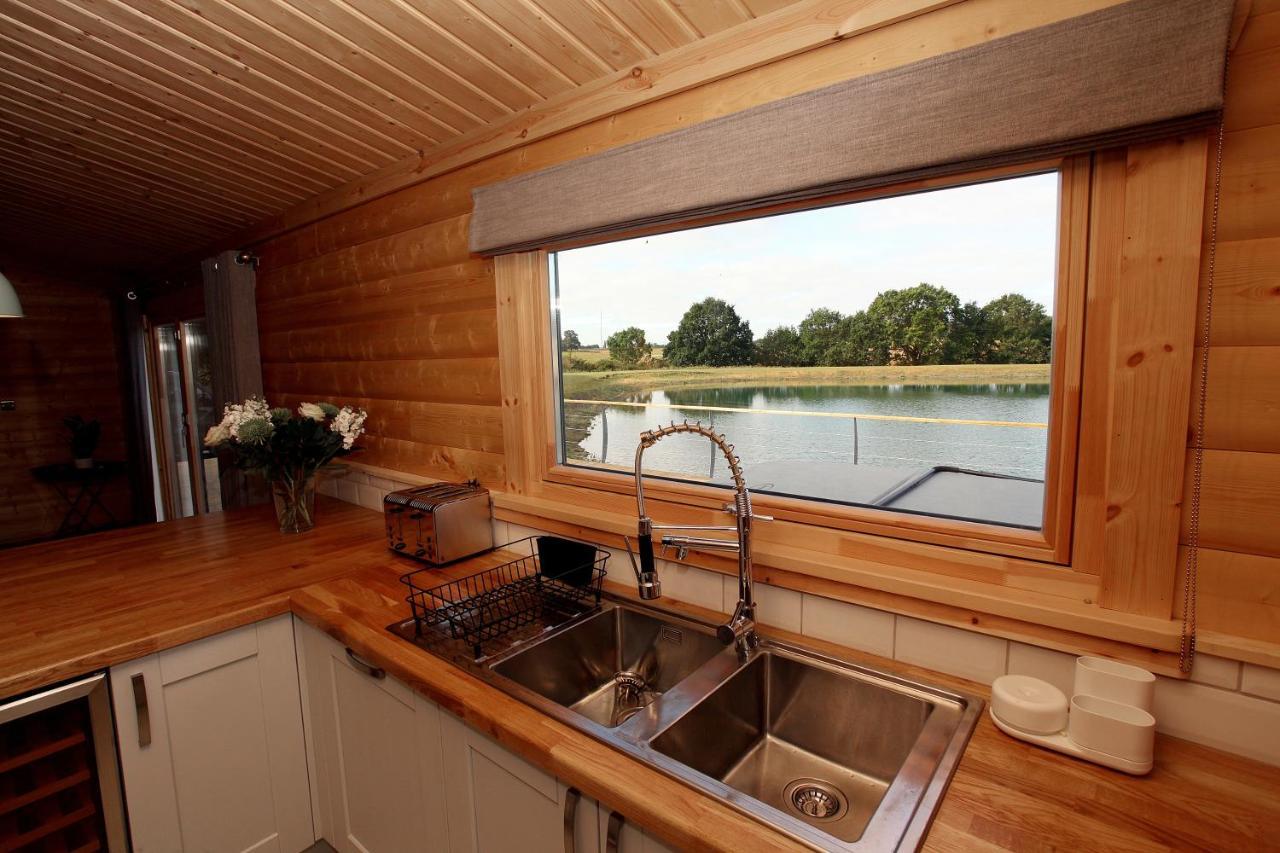 Cambridgeshire Lakes - Luxury Lodges In A Stunning Lake Location Gamlingay Екстер'єр фото