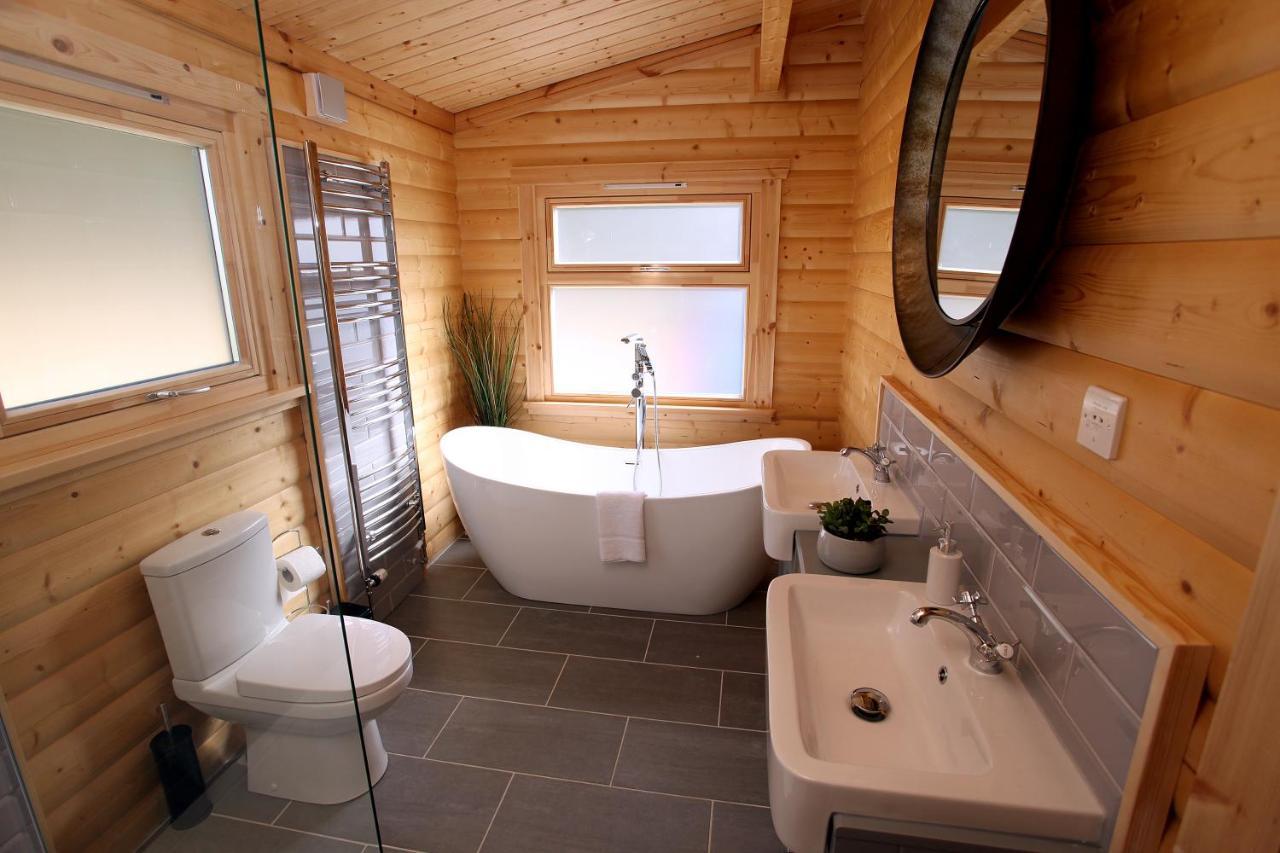 Cambridgeshire Lakes - Luxury Lodges In A Stunning Lake Location Gamlingay Екстер'єр фото